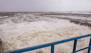 "Эвакуированы население и скот". Плотину прорвало в Актюбинской области