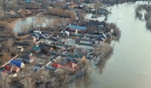 "Вода подошла к дамбе": В Уральске началась эвакуация жителей