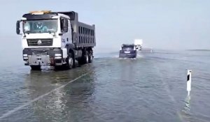 Водный путь: Вышедший из берегов в России река Тобол привела к переливу дорог в Костанайской области