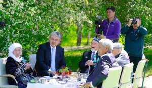 Аким Восточно-Казахстанской области поздравил ветеранов ВОВ
