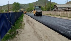 В селе Маралды асфальтируют дороги