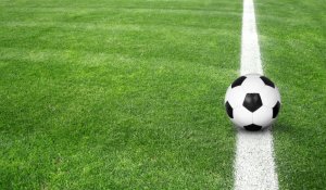 Упал без сознания: футболист казахстанского клуба не смог завершить игру