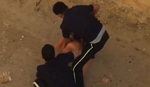 "Бьют по голове". В сети появилось видео жестокого избиения полицейскими мужчины в Актау