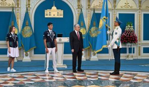 Токаев передал флаг Казахстана участникам Олимпиады-2024