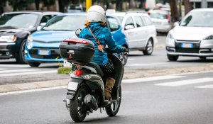 Мопедистов в Казахстане обяжут получить водительские права