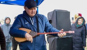 "Показал казахский дух". Аким ВКО Ермек Кошербаев восхитил виртуозной игрой на электродомбре