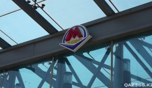 В Сети появилось видео момента падения мужчины на рельсы метро в Алматы