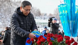 Аким Алматы возложил цветы к монументу Независимости