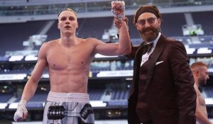 Украинец выиграл бой за титулы WBA и IBF на вечере бокса Усик — Фьюри 2