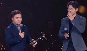 Елдос Сметов вручил свою награду чемпиону образовательной олимпиады