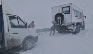 Снежный плен в Актау: десятки машин застряли на дороге в аэропорт