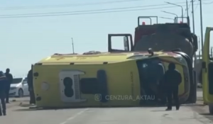 Автомобиль скорой помощи перевернулся в результате ДТП в Мангистау