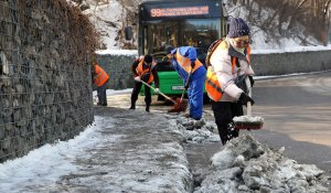 «Чистые улицы»: ямочный ремонт проводится в Медеуском районе Алматы