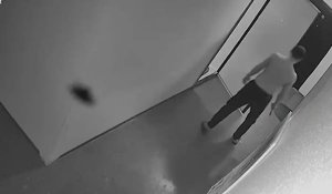 Мужчина пытался напасть на человека в лифте в Алматы