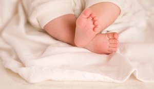 Женщина родила в поезде и выбросила ребенка из окна