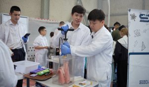 Сочетая знания и практику: школьники Алматы удивили креативными проектами