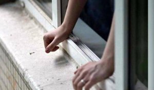 Полицейские спасли женщину от прыжка с балкона в Уральске