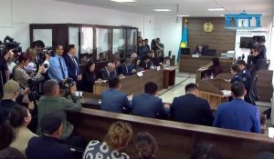 Суд по делу Шерзата: Судья сделал замечание подсудимому Шынасылу за подачу знаков свидетельнице