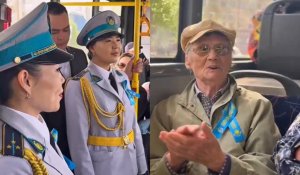 "День Победы", "Катюша", "Смуглянка" – песни военных лет исполнили в автобусе полицейские в Павлодаре