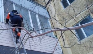 Огнеборцы МЧС эвакуировали 40 жильцов пятиэтажки в Уральске