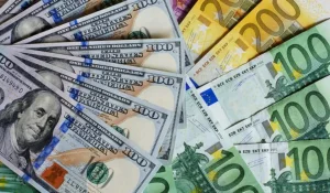 Доллар и евро продолжают бить рекорды в Казахстане