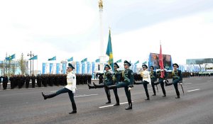 Копию Знамени Победы, водружённого Р. Кошкарбаевым на Рейхстаг, пронесли на параде в Астане