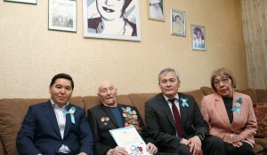 С поклоном за подвиг: в Алматы поздравляют героев Великой Победы