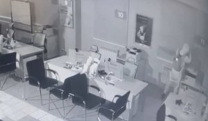 Мужчину, пытавшегося ограбить банк через окно задержали в Алматы