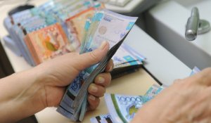Средняя зарплата в Казахстане снизилась: сколько теперь зарабатывают казахстанцы и где платят больше всего