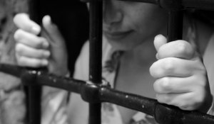В Шымкенте полицейский обманом изнасиловал заключенную женщину
