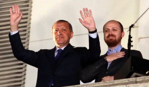 Казахстанский ансамбль «Алатау серілері» выступил в Турции и поцеловал руку Эрдогану
