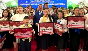 Аким Алматинской области и школьники поддержали челлендж Димаша Кудайбергена