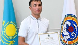 В акимате Алматы наградили жителя города, спасшего людей от пожара