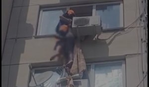 Спасатели ЗКО не дали спрыгнуть женщине с 5 этажа