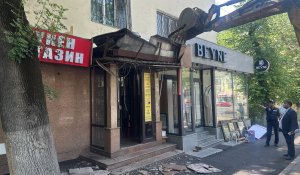 Сразу две пристройки к жилому дому сносят в центре Алматы