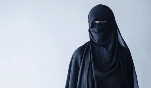 Мужчина жестоко избил девушку в никабе в Атырау