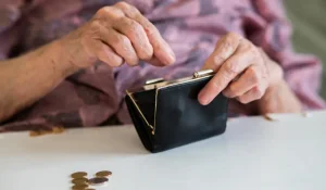 Долги за гранью выживания: в Мажилисе предложили запретить кредиты для пенсионеров