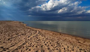 Гибель девушки на пляже в Конаеве: заведено дело, пляж закрыт