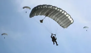 Курсант Военного института погиб при учебном прыжке с парашютом в Актобе