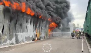 В Алматы вспыхнул крупный пожар на складе в Жетысуском районе