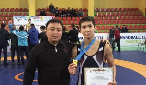 «Поехал на чемпионат в кредит»: скандал в молодежной сборной Казахстана по борьбе