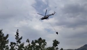Пожар в Аксайском ущелье спасатели тушат с помощью вертолёта