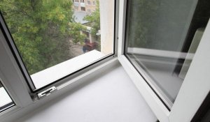 В Павлодаре женщина сбросила с пятого этажа двоих детей и выпрыгнула вслед за ними