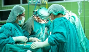 Павлодарские врачи продолжают бороться за жизнь детей, выброшенных матерью с пятого этажа