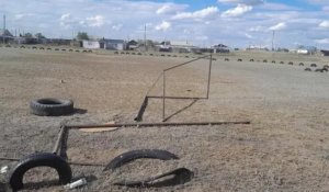 В Павлодарской области на ребёнка упали футбольные ворота: организаторов самодельного поля проверяет полиция