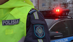 Мотоциклист погиб после столкновения с полицейской машиной близ Караганды