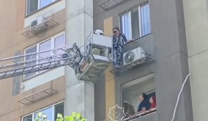 Чудо на высоте: в Алматы спасена женщина, повисшая с пятого этажа
