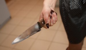 Женщина зарезала мужа после ссоры из-за отца в Усть-Каменогорске