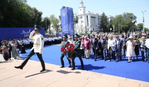 В Алматы более 5 тысяч человек спели песни Абая и возложили цветы к его памятнику