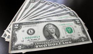 Доллар подешевел на KASE, рубль сохранил позиции